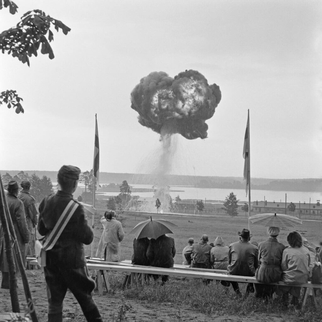 « Läheisten päivä Dragsvikissä » (Day of the nearest and dearest) in Dragsvik, Finland), with an illusory atomic cloud.